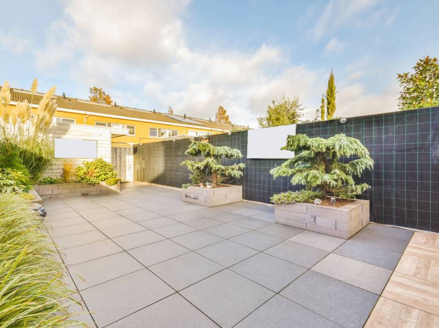 superb courtyard with beautifully laid paths       utc x